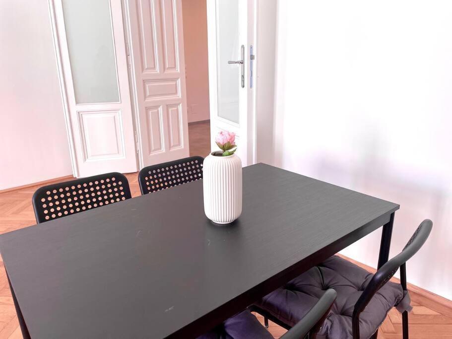 Brand New Spacious & Stylish Aptmt In City-Centre فيينا المظهر الخارجي الصورة