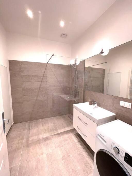 Brand New Spacious & Stylish Aptmt In City-Centre فيينا المظهر الخارجي الصورة